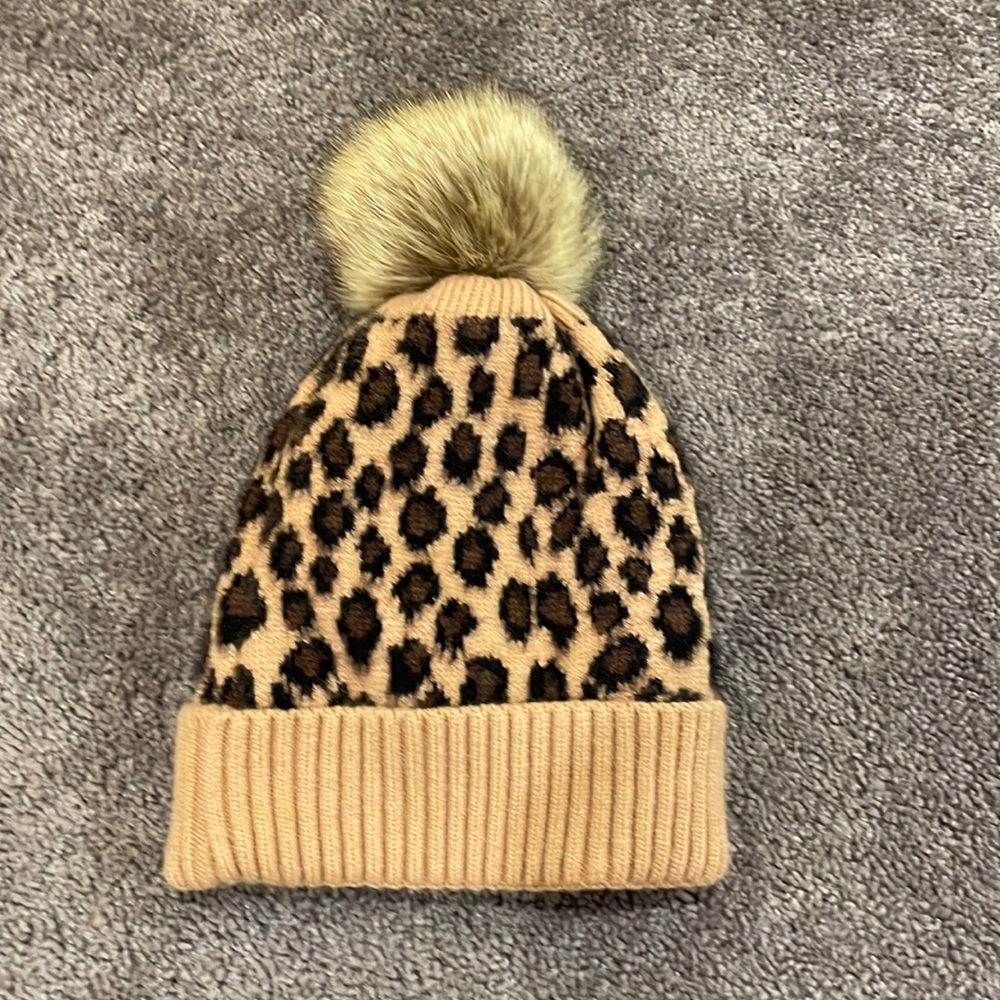 Woman’s Leopard print hat with fur puffball